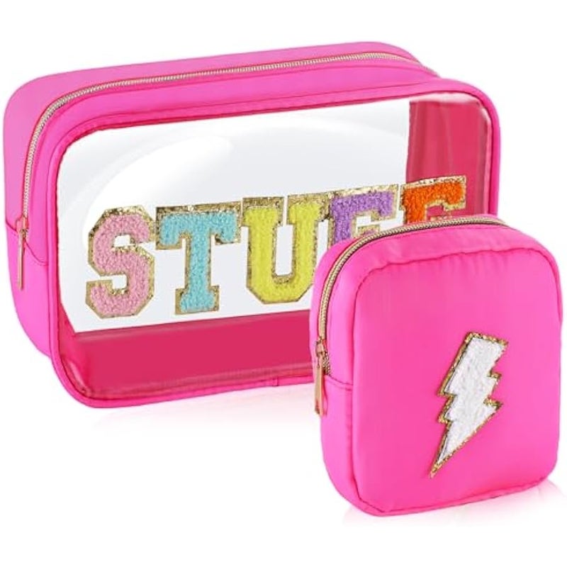 يورسكيتووس شنطة من قماش الشانيل بتصميم حروف مصنوعة من النايلون ومزودة برقعة بريبي مع سحاب، شنطة صغيرة شفافة من بلاستيك بي في سي مضادة للماء لتنظيم ادوات الزينة للبنات (روز)، وردي، قطعتين - Image 1